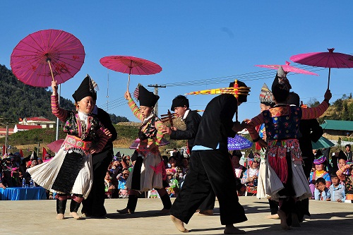 Trang phục truyền thống của người Mông trắng ở huyện Sìn Hồ, tỉnh Lai Châu